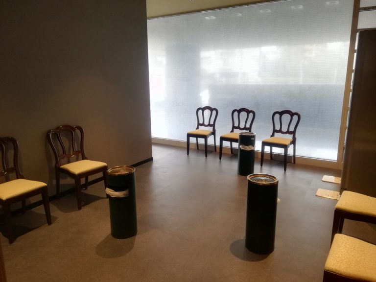 1階エントランス右に喫煙ルーム