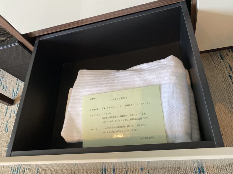 クローゼットの中にナイトウエア