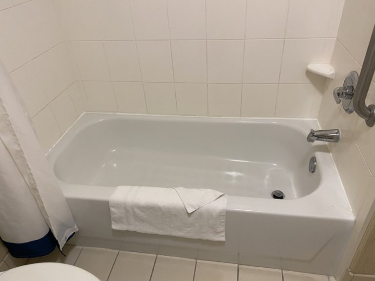 左右両部屋のバスタブともに深さはないバスタブでした