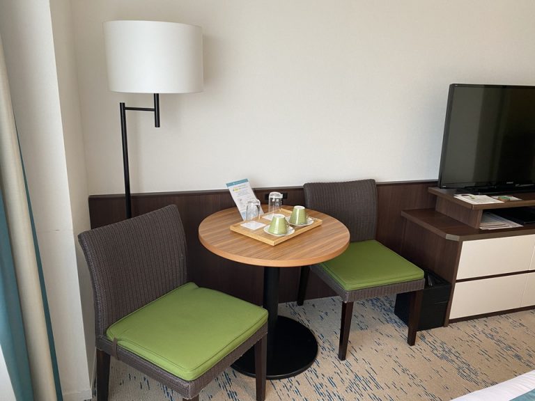 テーブルと椅子