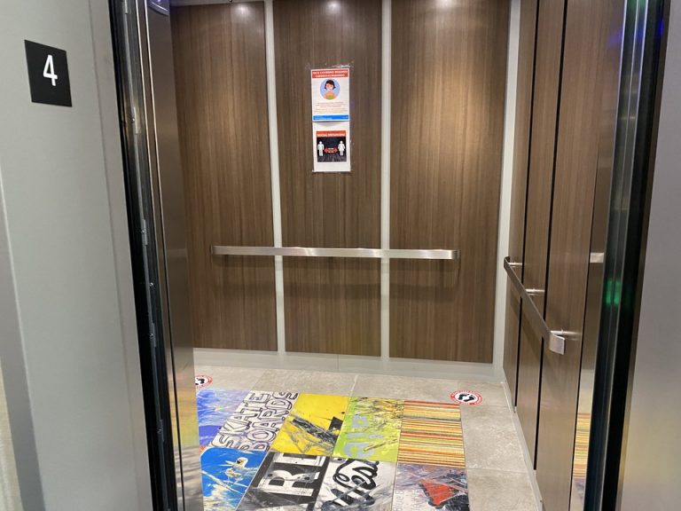 エレベーター内(1)