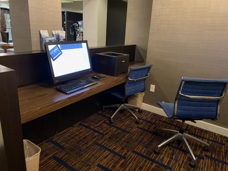 フロント前にオフィスはオープンでありました