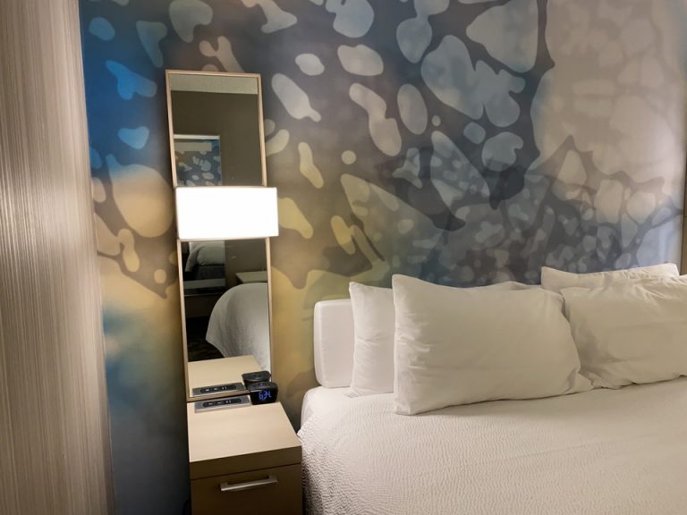 ベッドのそばには鏡やUSBアウトレットもありました