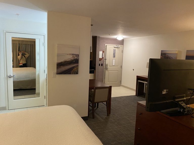 ベッド奥から客室全体にかけて(鏡越しに私が入り込んでしまっているのでどうかなと思いますが。)