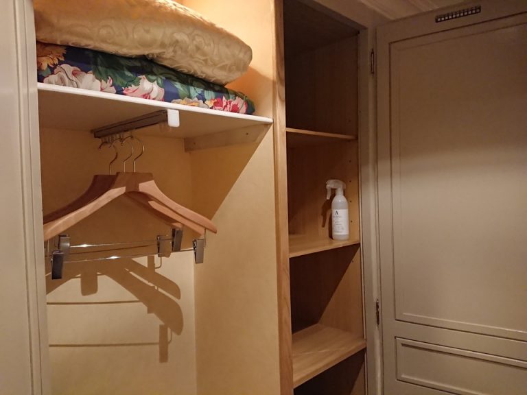 クローゼット外観(開けた状態)左側JPG