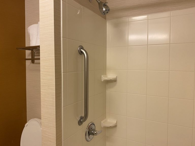 バスタブ内には手すりもありました