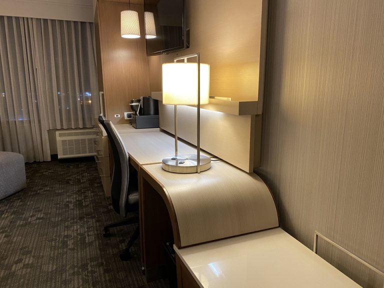 デスクは横長のコーヒーステーションや物置場所と一体になっていました