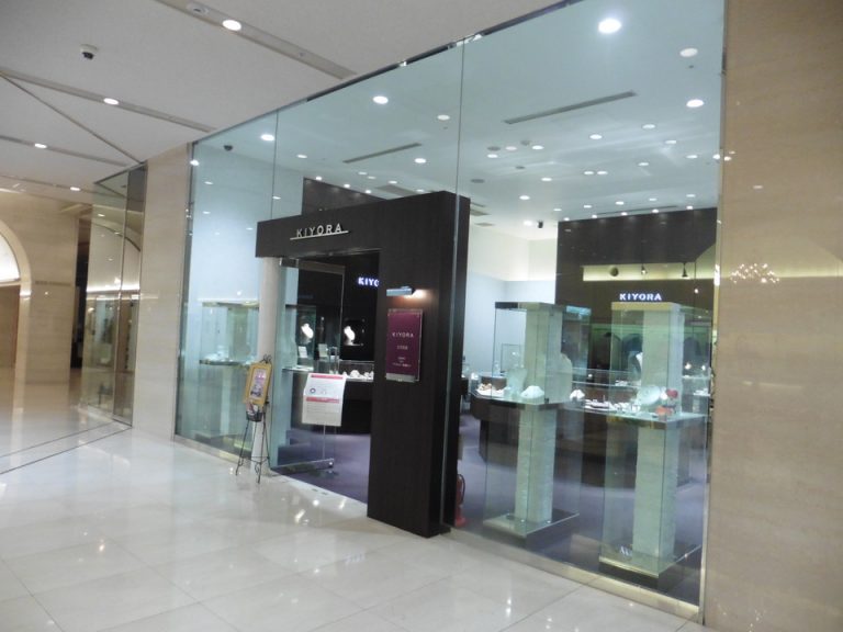 ジュエリーやアパレルショップも多数あります