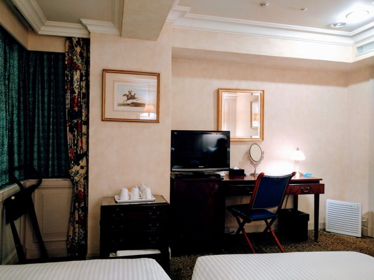 ベッド方向からTV