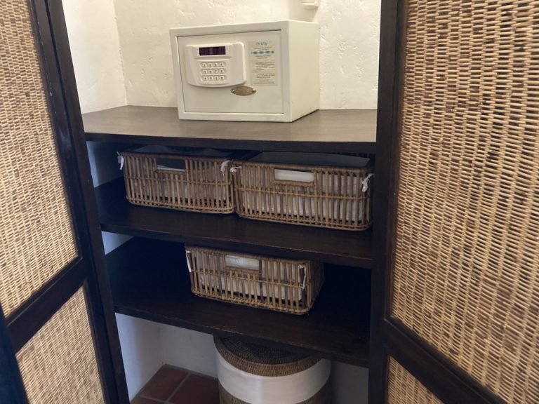 反対側のクローゼット外観(開けた状態)