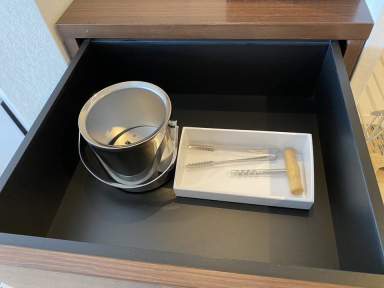 冷蔵庫上のキャビネットの引き出しの中