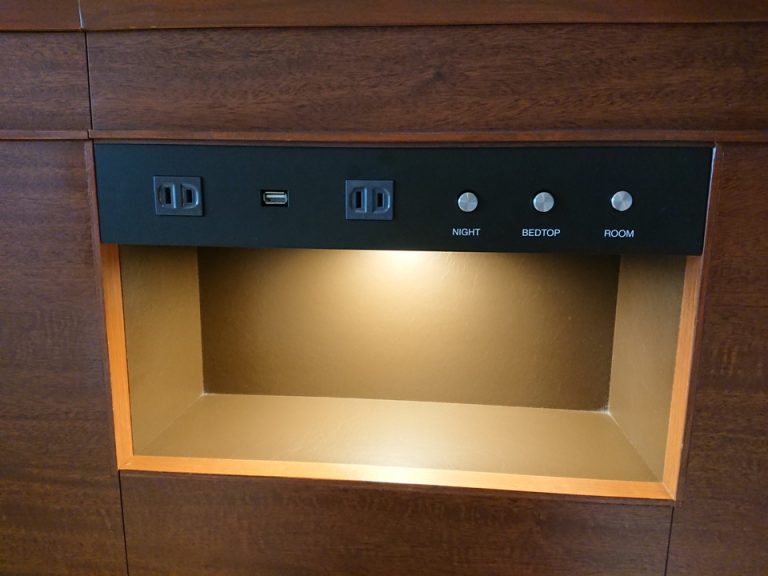 ベッドサイドのUSB、コンセント、棚