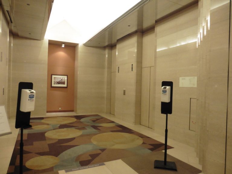 エレベーターホールにも消毒液があります