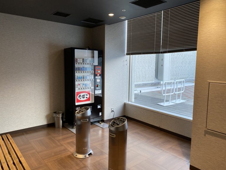 喫煙ルーム 1階