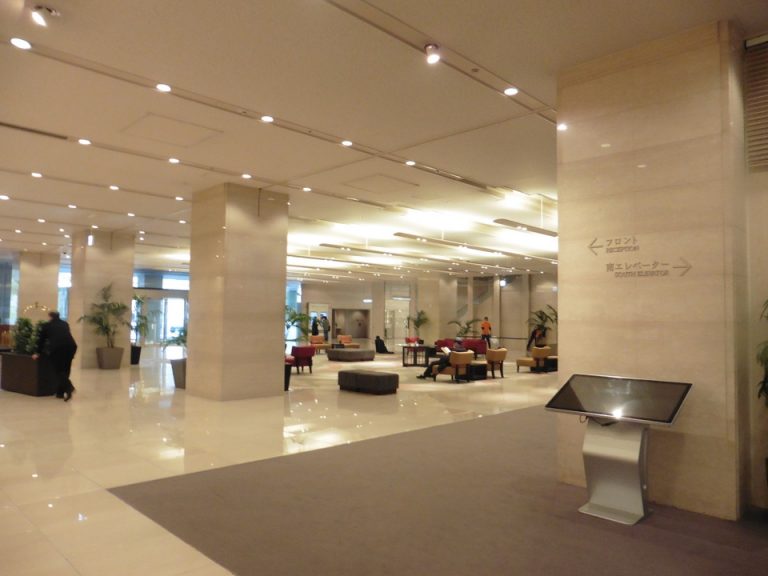 エントランス及びロビーは高い天井で広々としています。