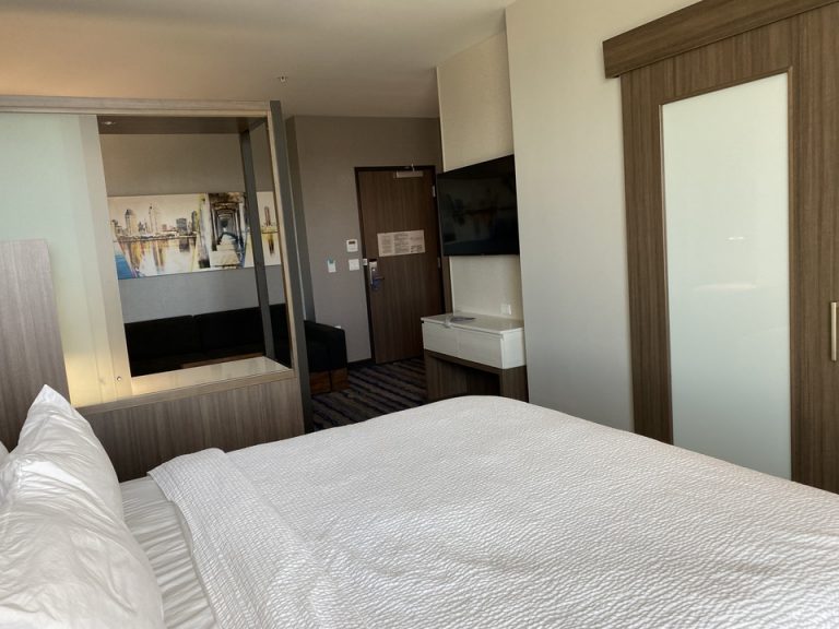 窓から入口にかけて