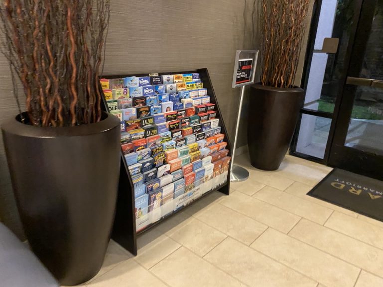 宿泊中利用した駐車場への裏口出口前にはガイドも設置されていました