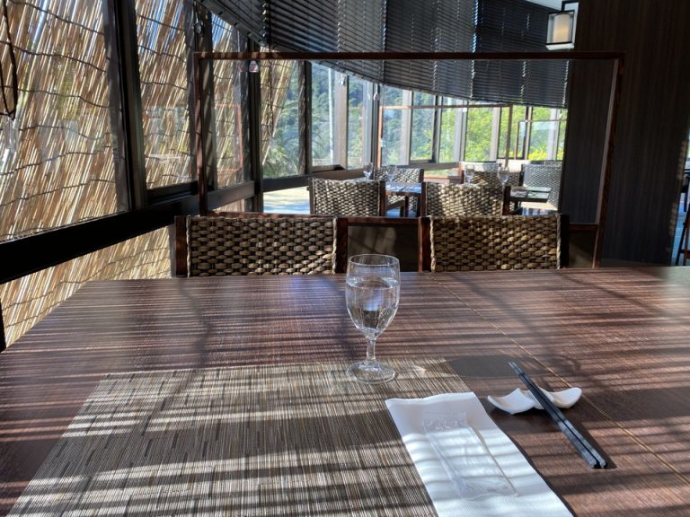 窓側のゆったりした席