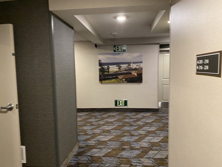 客室通路の所々にこのようにビーチならではの地元の写真がかざってありました