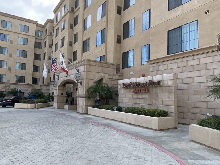 車の乗り付け場は、ベルマンが居てそうな雰囲気もするもんがまえでした