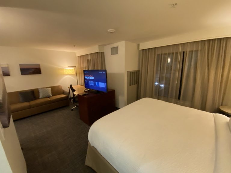 ベッド奥からTV方向