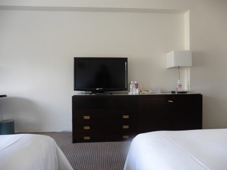 テレビはちいさいですが角度が変えられるので不便さはありません