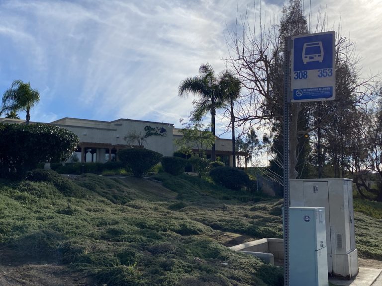 ホテルから丘を降りてすぐにバス停もありました