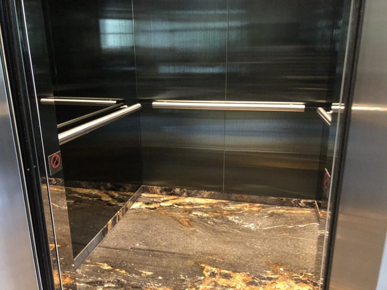 エレベーター内観