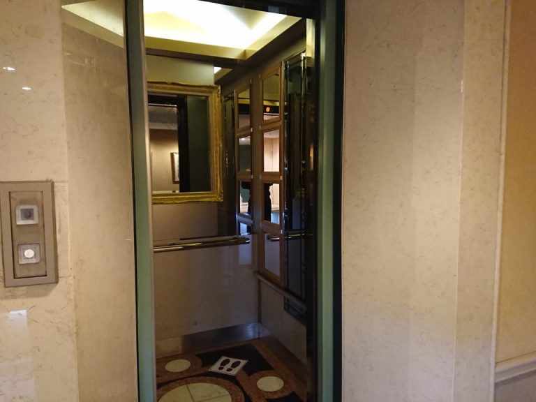 エレベーター内観