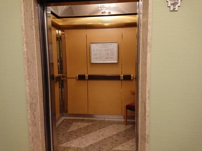 エレベーター内観