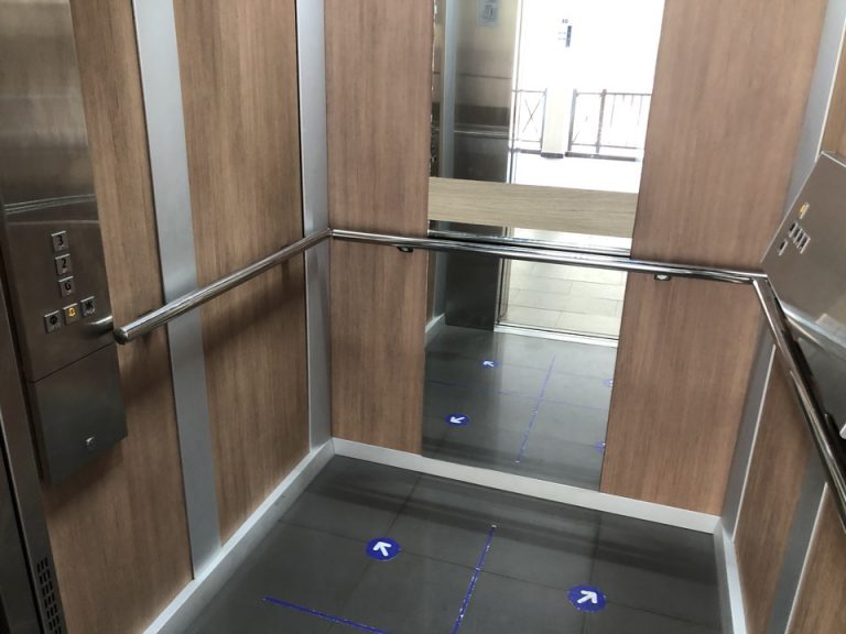 エレベーター内観