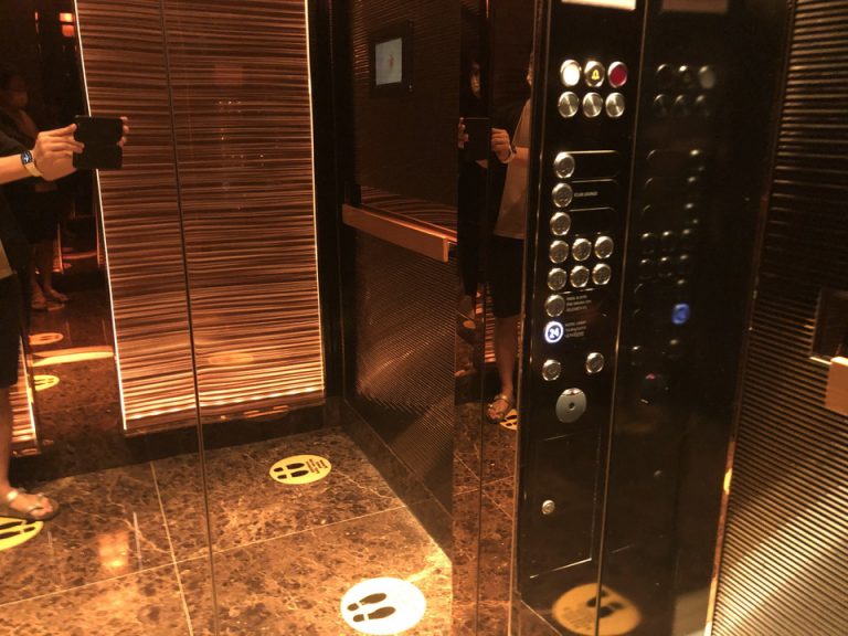 エレベーター内観