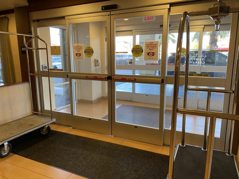 入り口は2枚扉になっていました