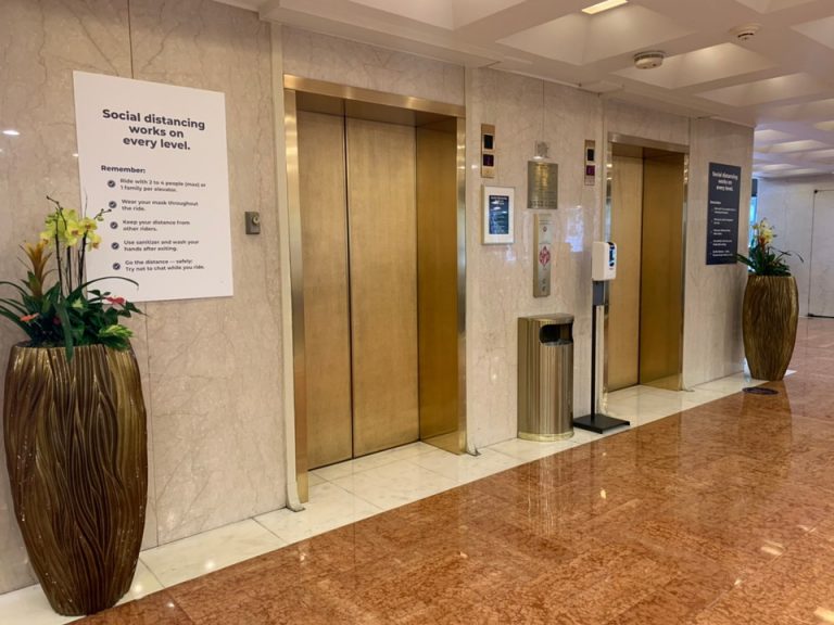 エレベーターホールフロント側2