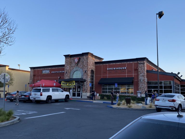 ホテル目の前には大型レストランがありました