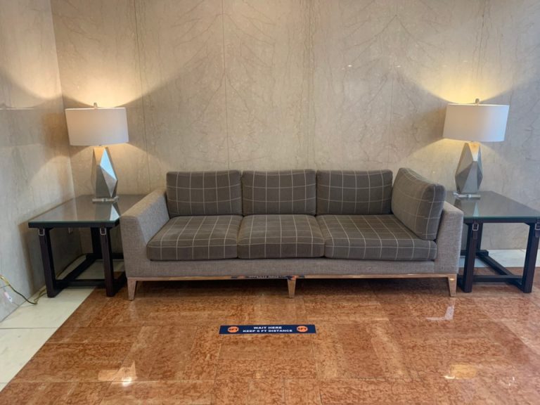 エントランス小さ目ソファー