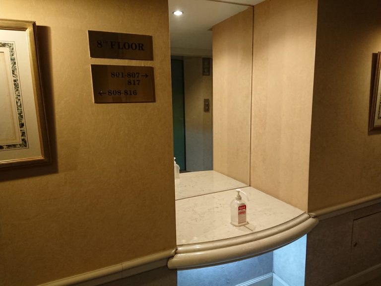 エレベーターホール前には手指消毒液あり