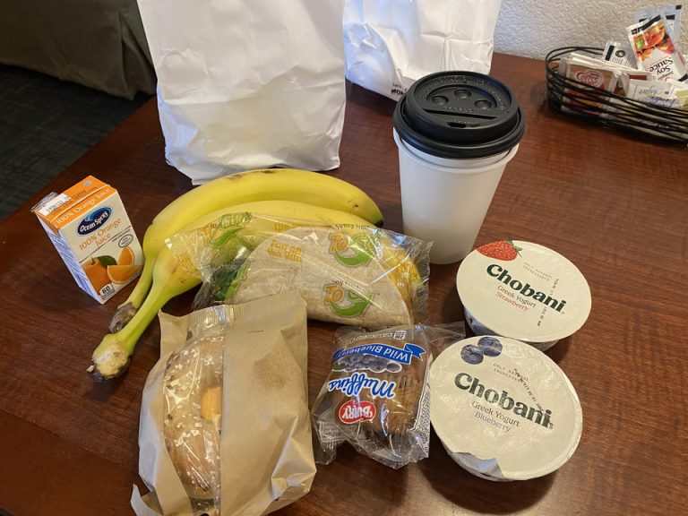 朝食時間時にはこのように欲しいものを紙袋に入れて部屋に持ち帰れるグラブアンドゴーがありました