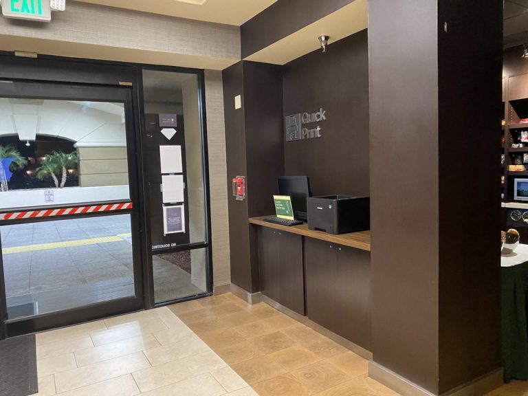 入り口すぐにボーディングパス等をプリントアウトできるスペースがありました