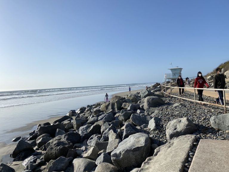 沢山ローカルの人がハイキングを海沿いで楽しんでいました。
