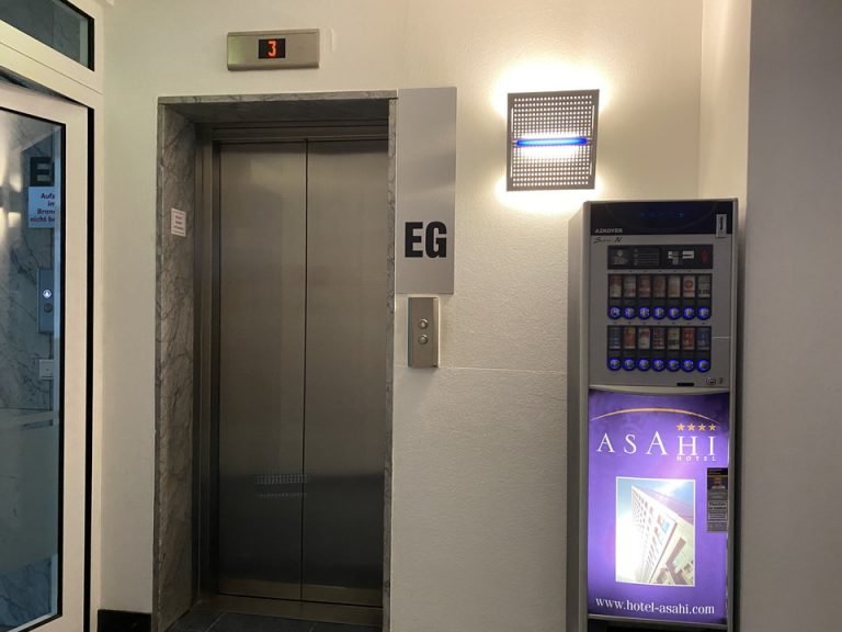 エレベーターホールフロント階1