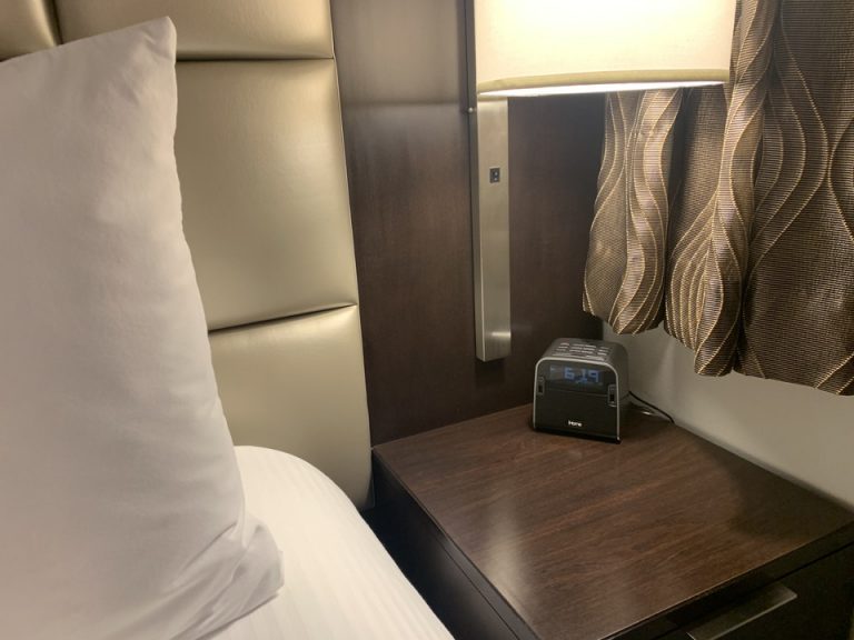 ベッド付近のアラーム時計