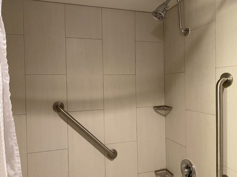 バスタブ内には手すりもついていました