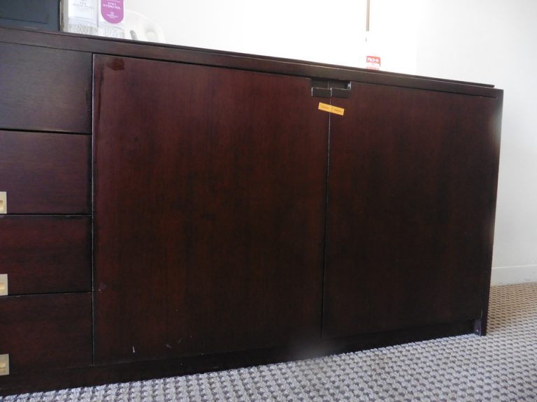 キャビネットの中に冷蔵庫があります