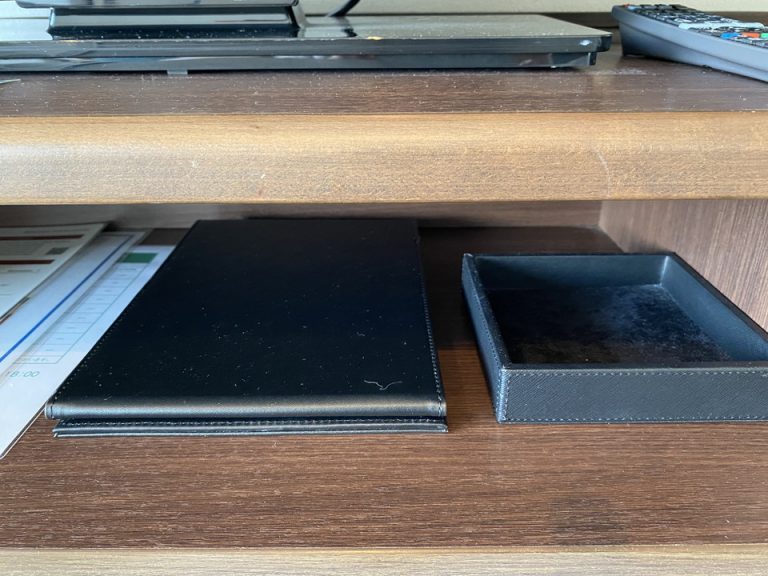 折り畳み卓上ミラーとジュエリーボックス