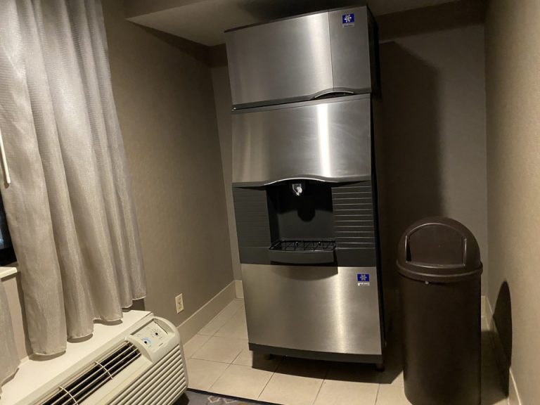 エレベーターの隣にはアイスベンディングマシンが設置されていました