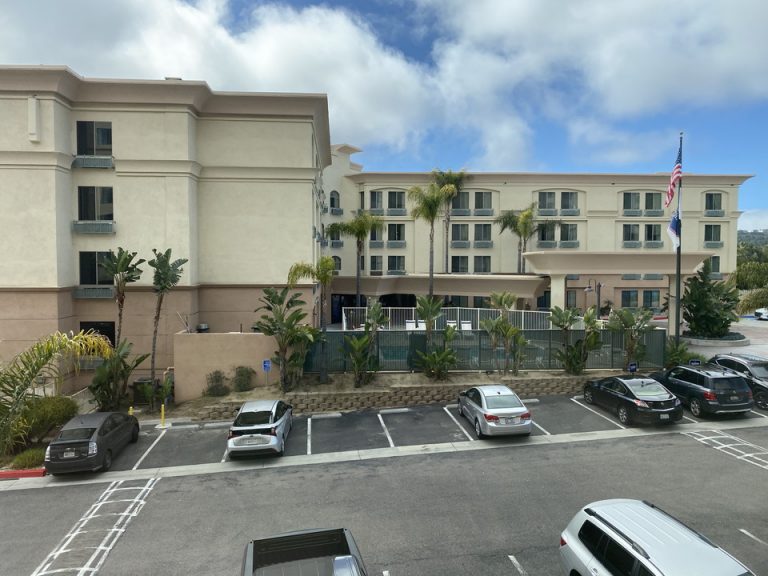 窓からの景色は向かいのホテルやプールが見えました