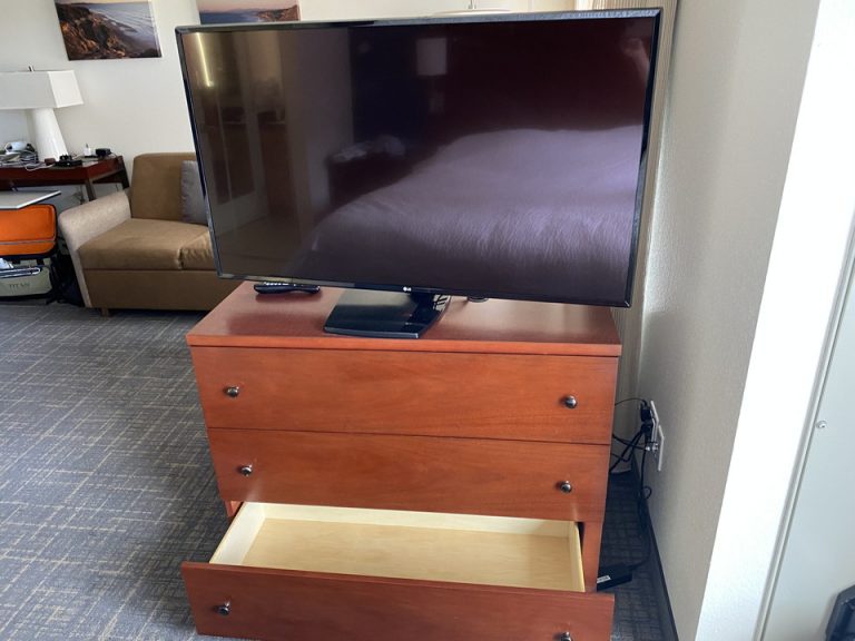 TV下の収納スペース