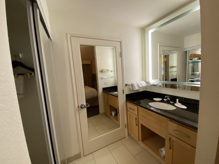 クローゼット、シャワー扉と全身が映るミラーが沢山ありありました