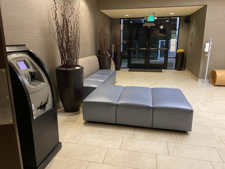 一階エレベーター前